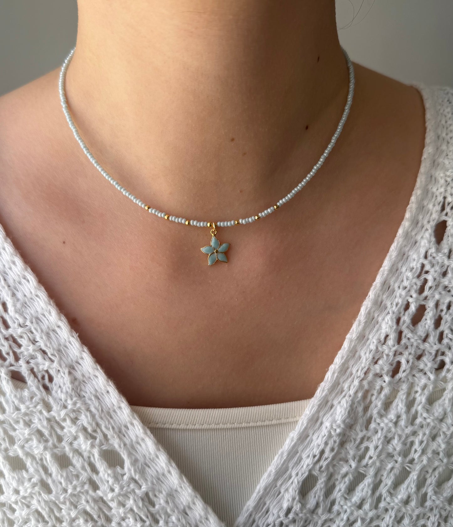 Perlenkette mit Blauen Perlen, Goldenen Perlen + Blumen Anhänger - 2155