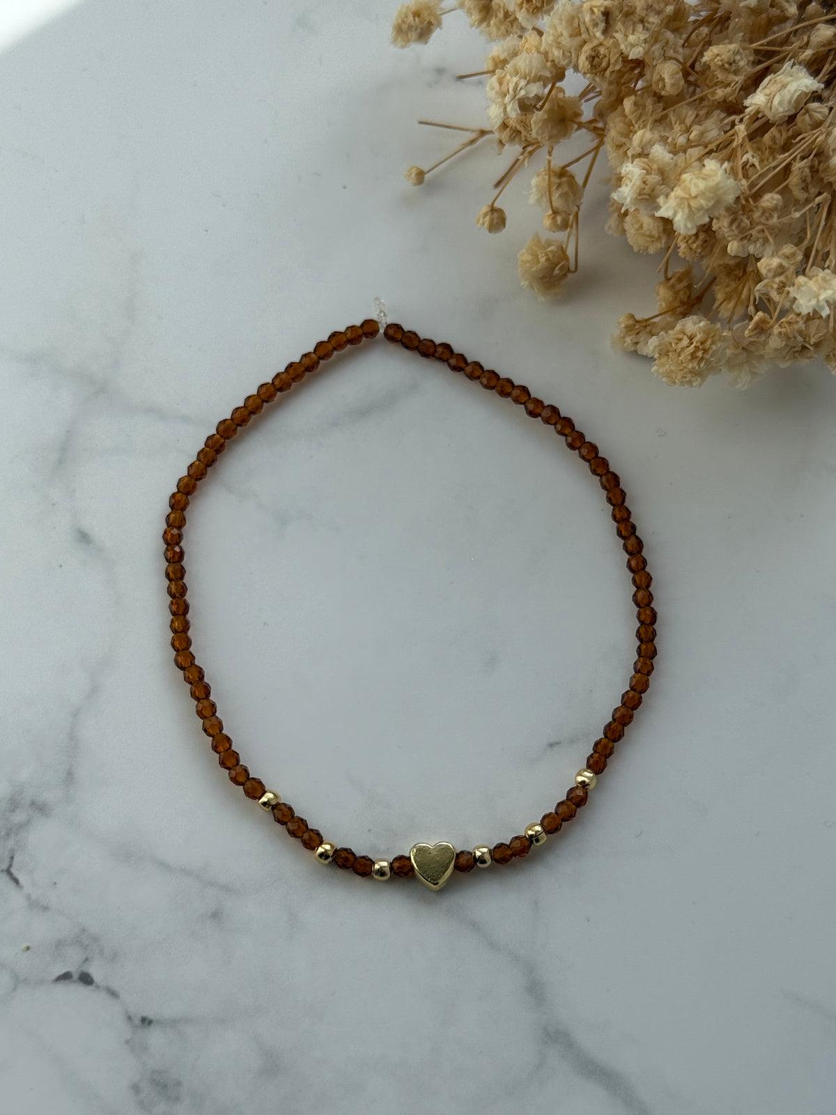 Perlenarmband mit Braunen Kristallperlen und Goldenen Perlen + Herz Anhänger - 2373