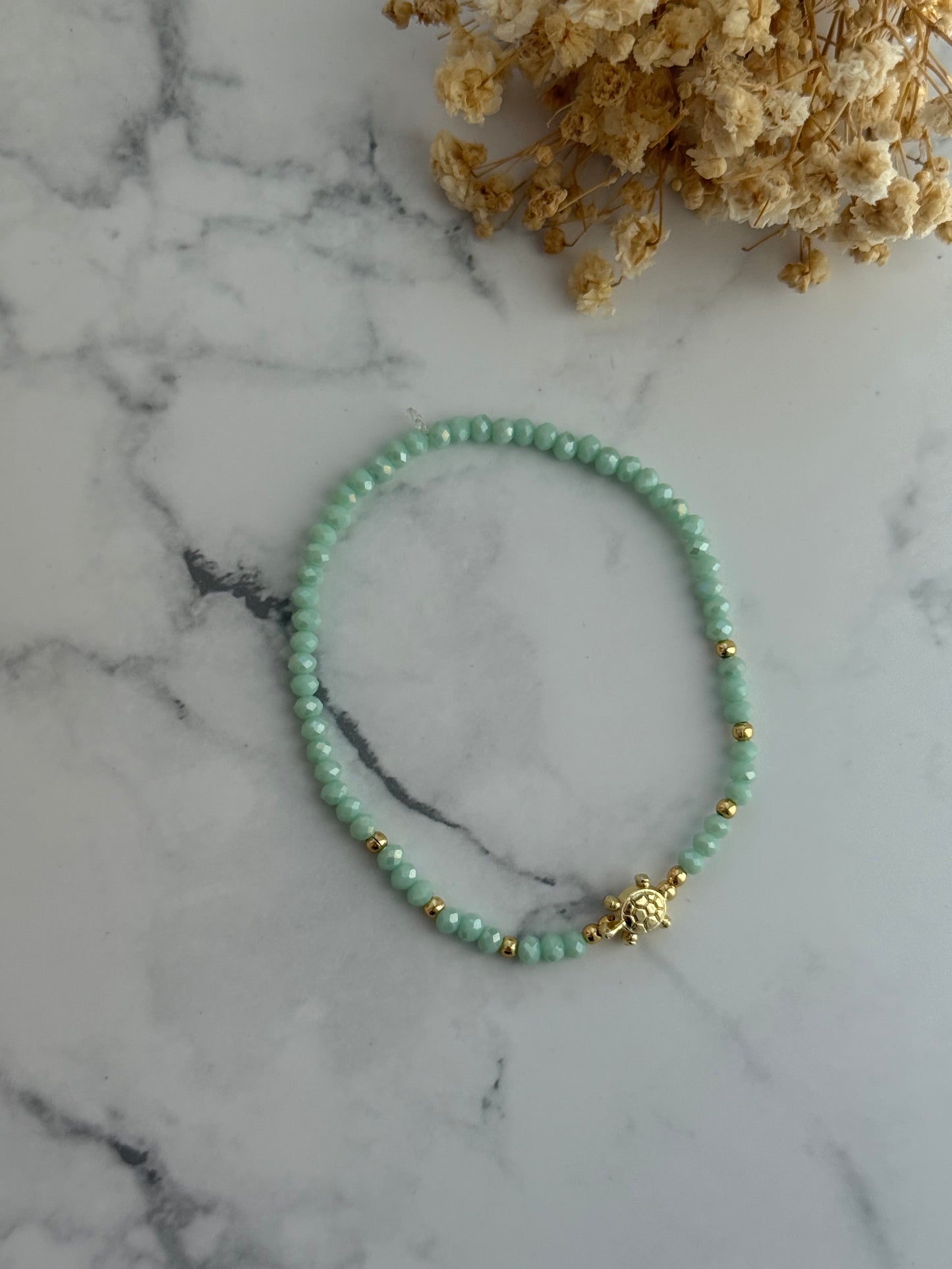 Perlenarmband mit Grünen Kristallperlen, Goldenen Perlen + Schildkröten Anhänger - 2309