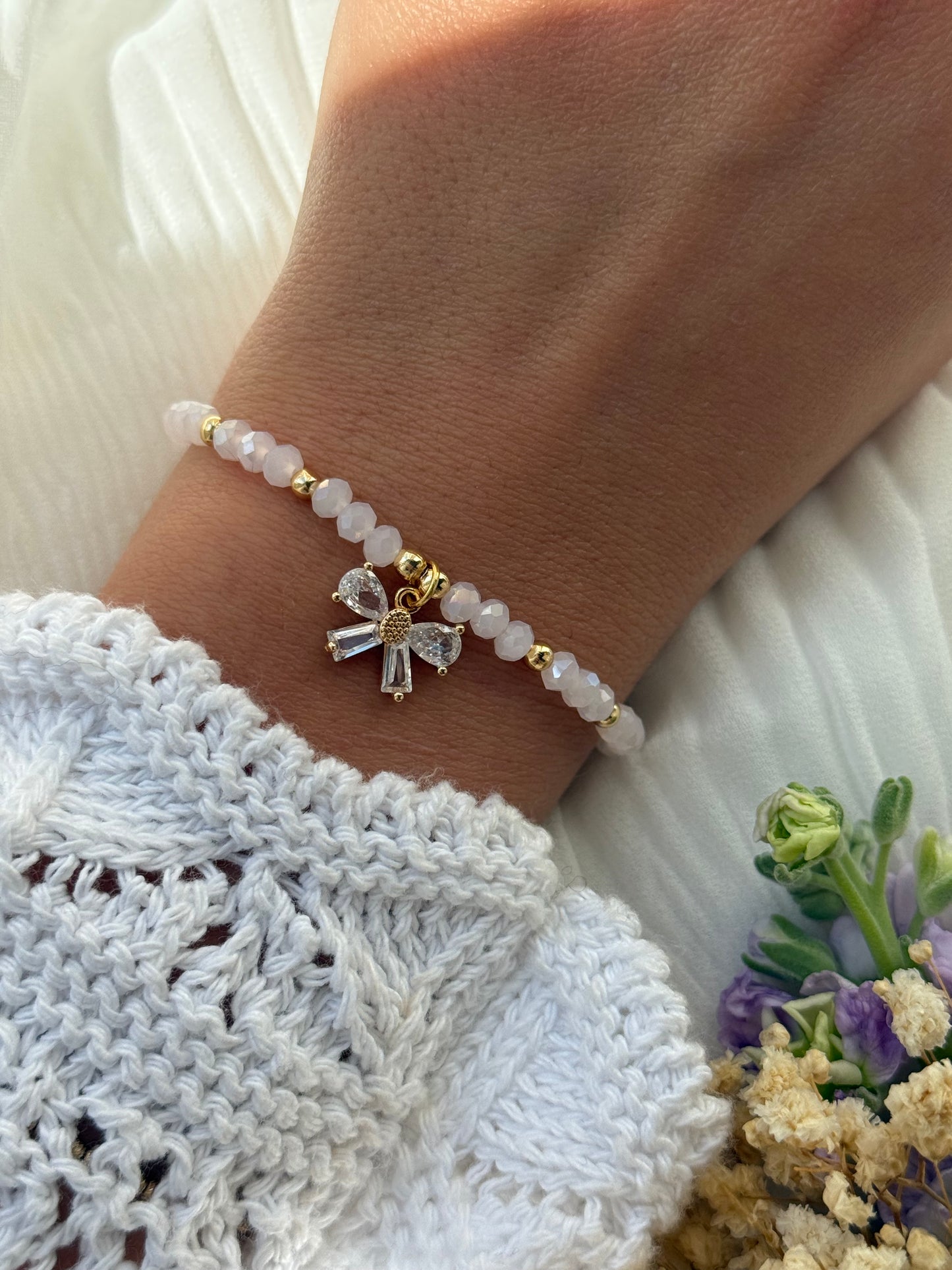 Perlenarmband mit Rosa Kristallperlen, Goldenen Perlen + Schleifen Anhänger - 2267