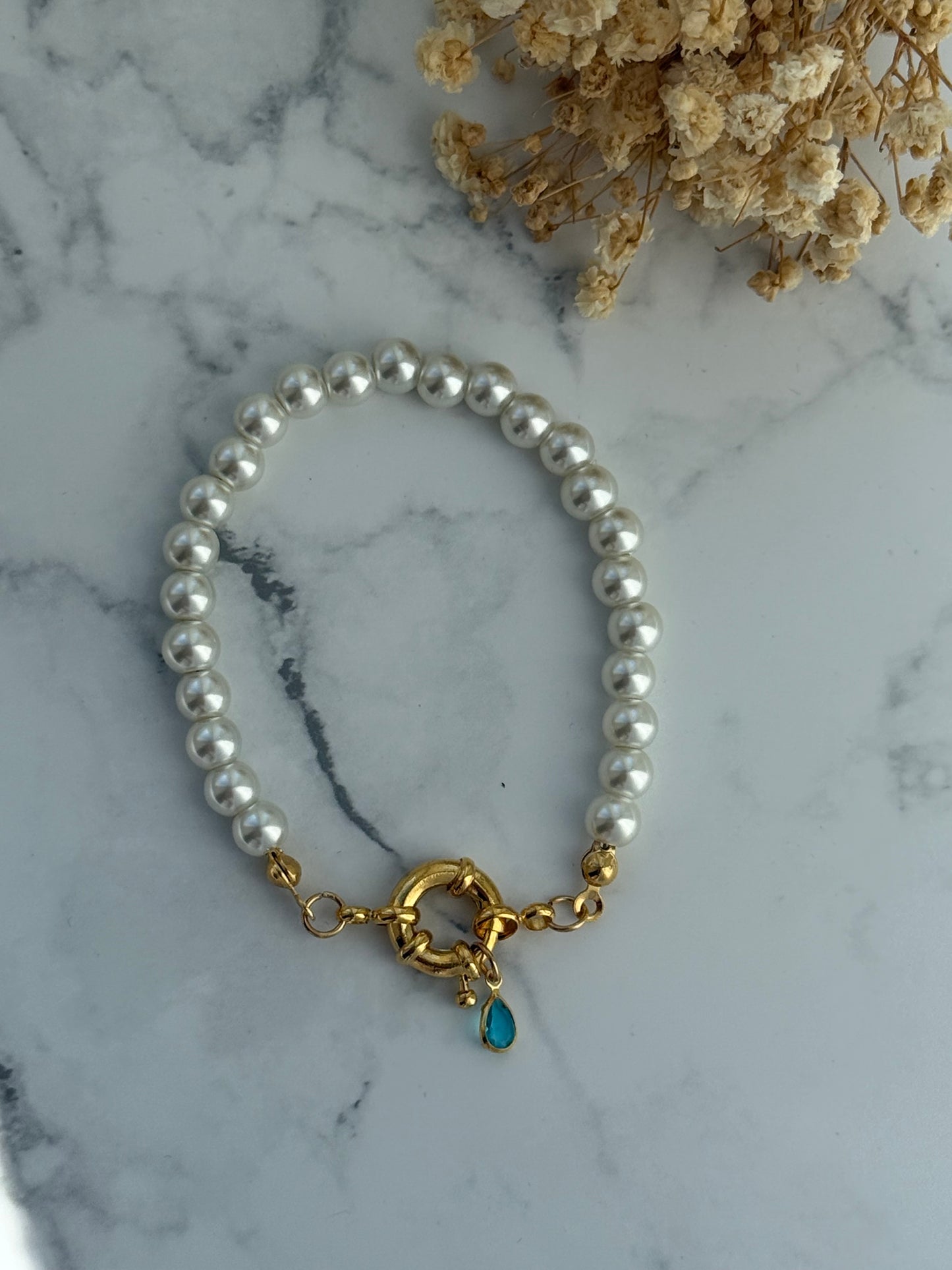 Perlenarmband mit Weißen Glasperlen + Tropfen Anhänger Blau - 2347