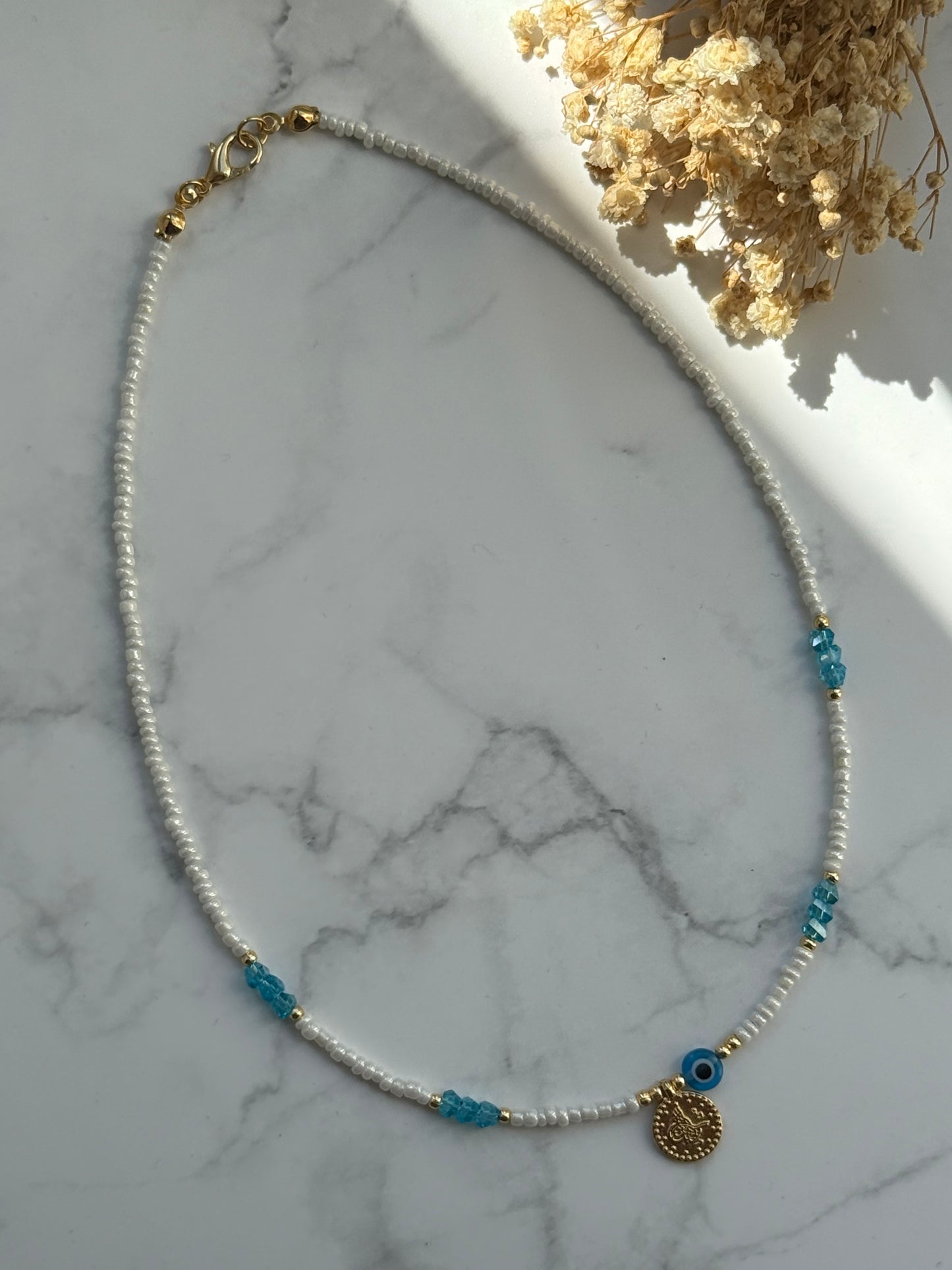 Perlenkette mit Weißen Perlen, Blauen Kristallperlen, Goldenen Perlen + Nazar und Taler Anhänger - 2337
