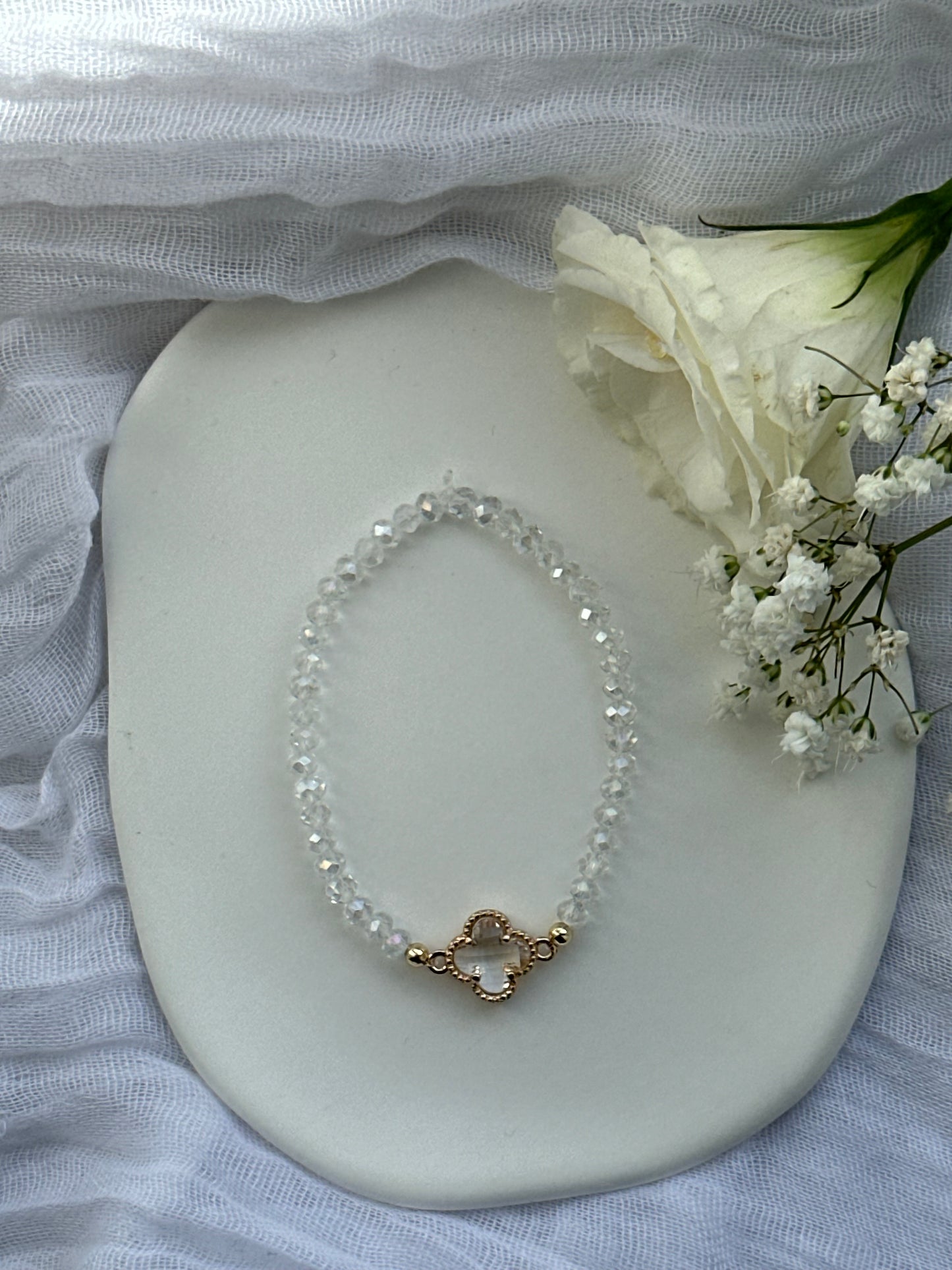 Perlenarmband mit Durchsichtigen  Kristallperlen und Kleeblatt Anhänger - 10573