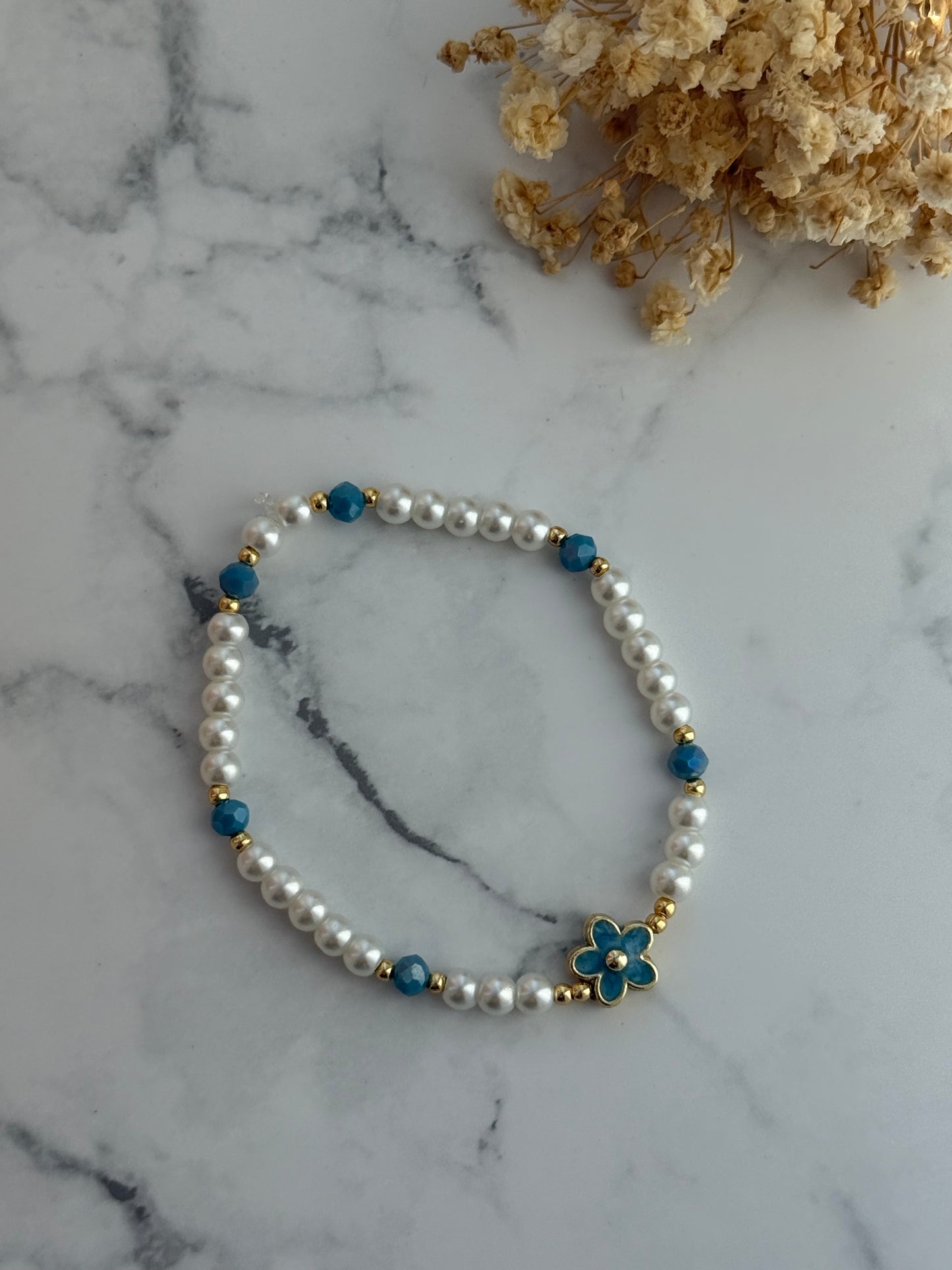 Perlenarmband mit Weißen Perlen, Blauen Kristallperlen, Goldenen Perlen + Blumen Anhänger - 2315