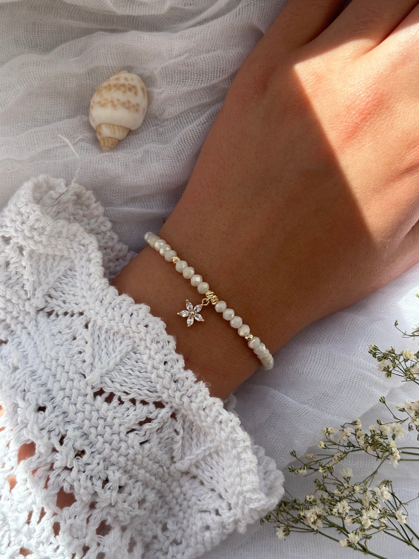 Perlenarmband mit Beigen Kristallperlen und goldenen Perlen  + Blumen Anhänger - 10820