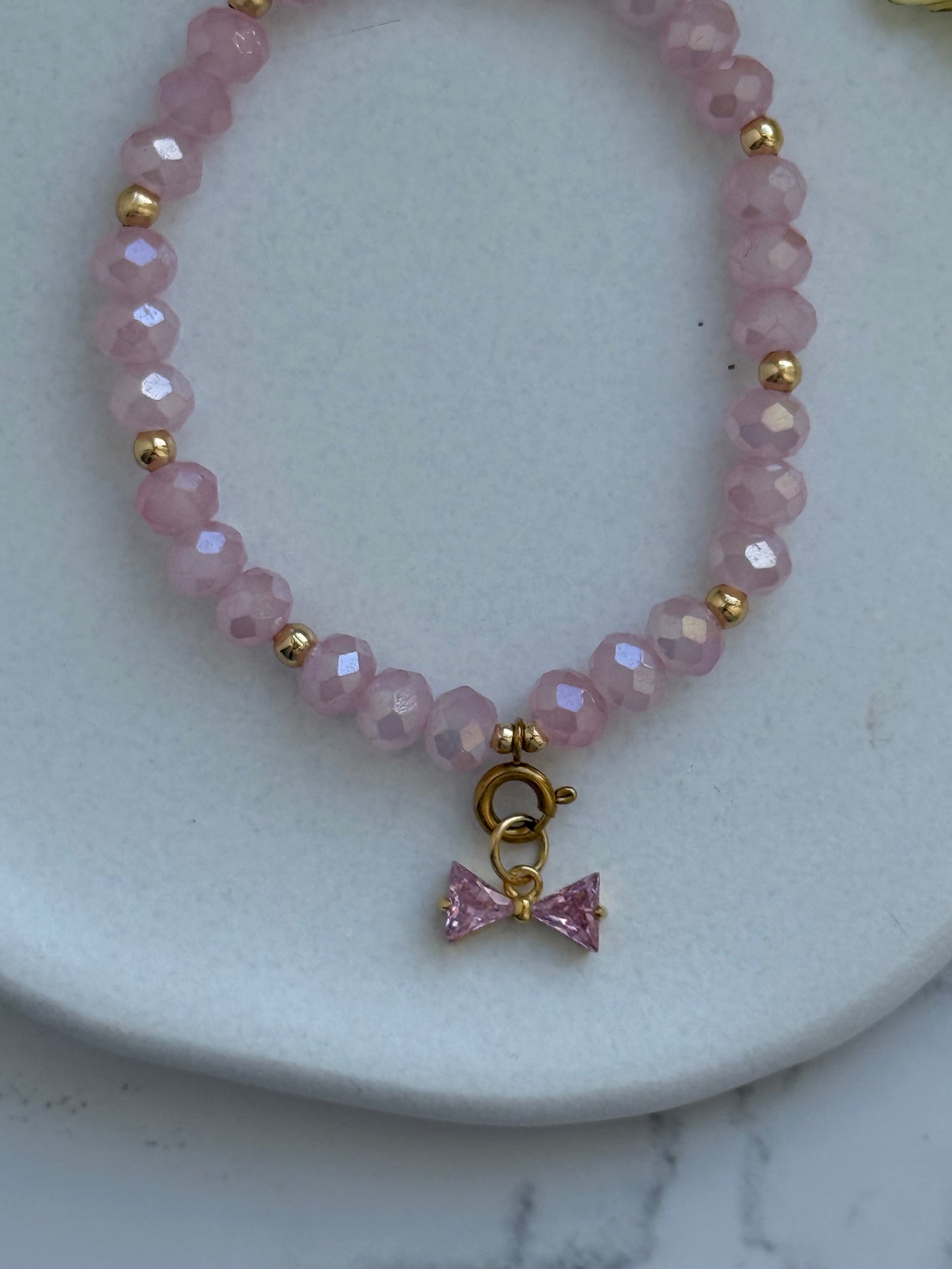 Perlenarmband mit Rosa Kristallperlen und Goldenen Perlen + Schleifen Anhänger - 2081