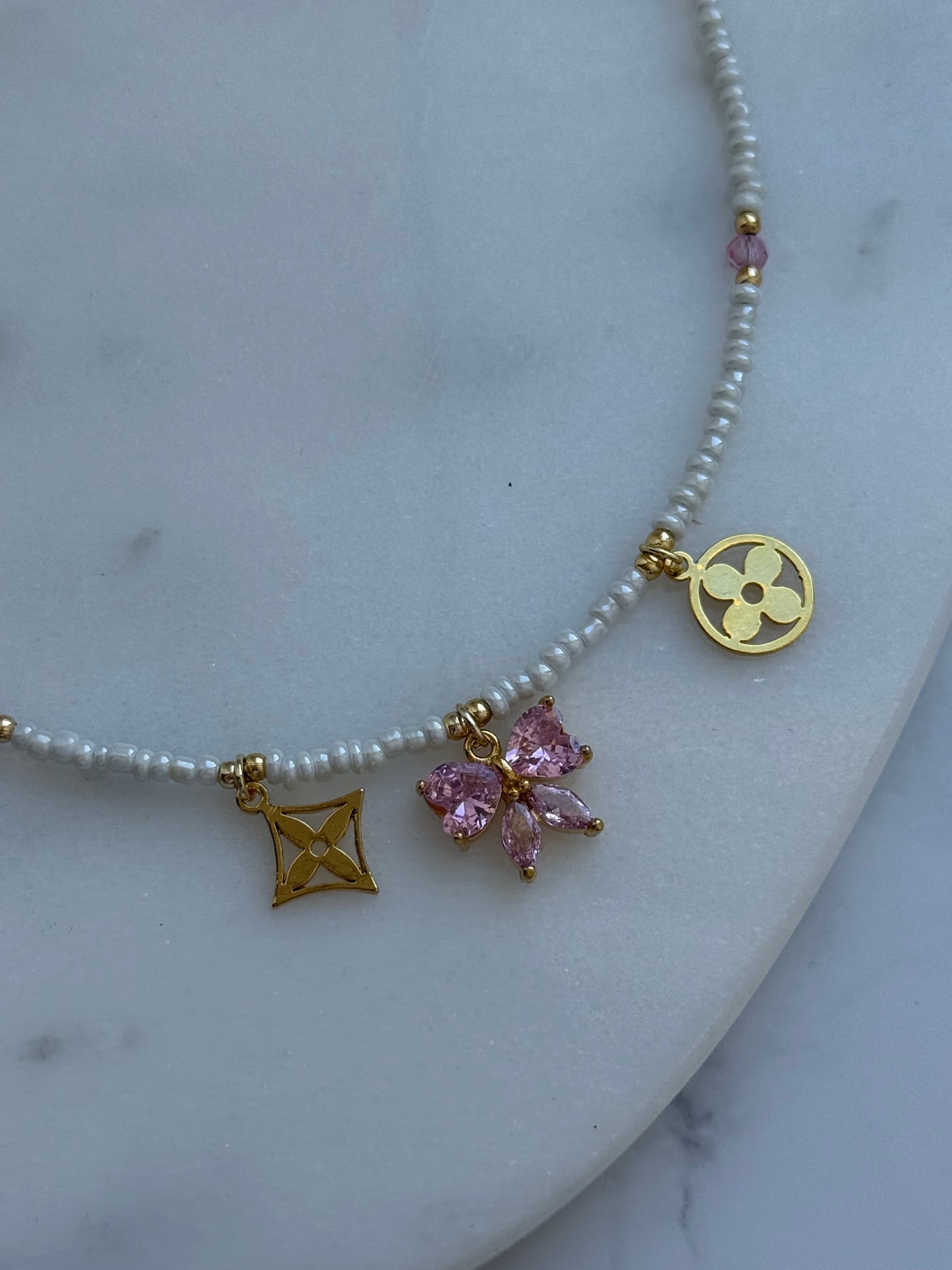 Perlenkette mit Weißen Perlen, Rosa Kristallperlen und Goldenen Perlen + Schleifen und Kleeblatt Anhänger - 2064