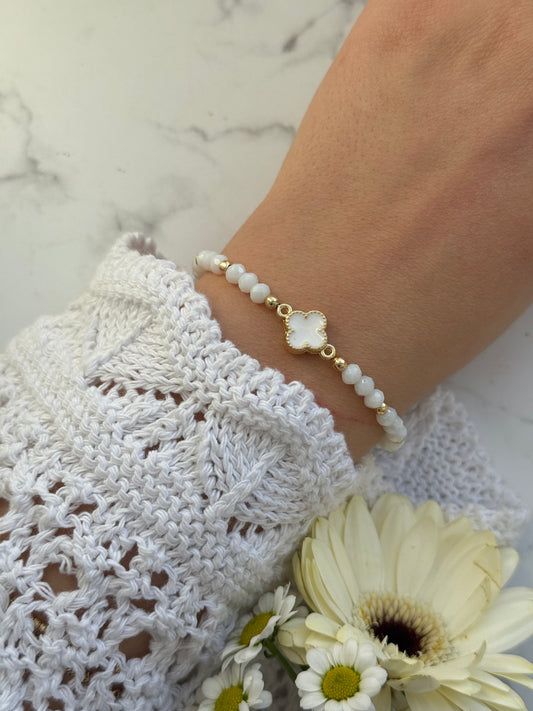 Perlenarmband mit Weißen Kristallperlen und Goldenen Perlen + Kleeblatt Anhänger - 2001