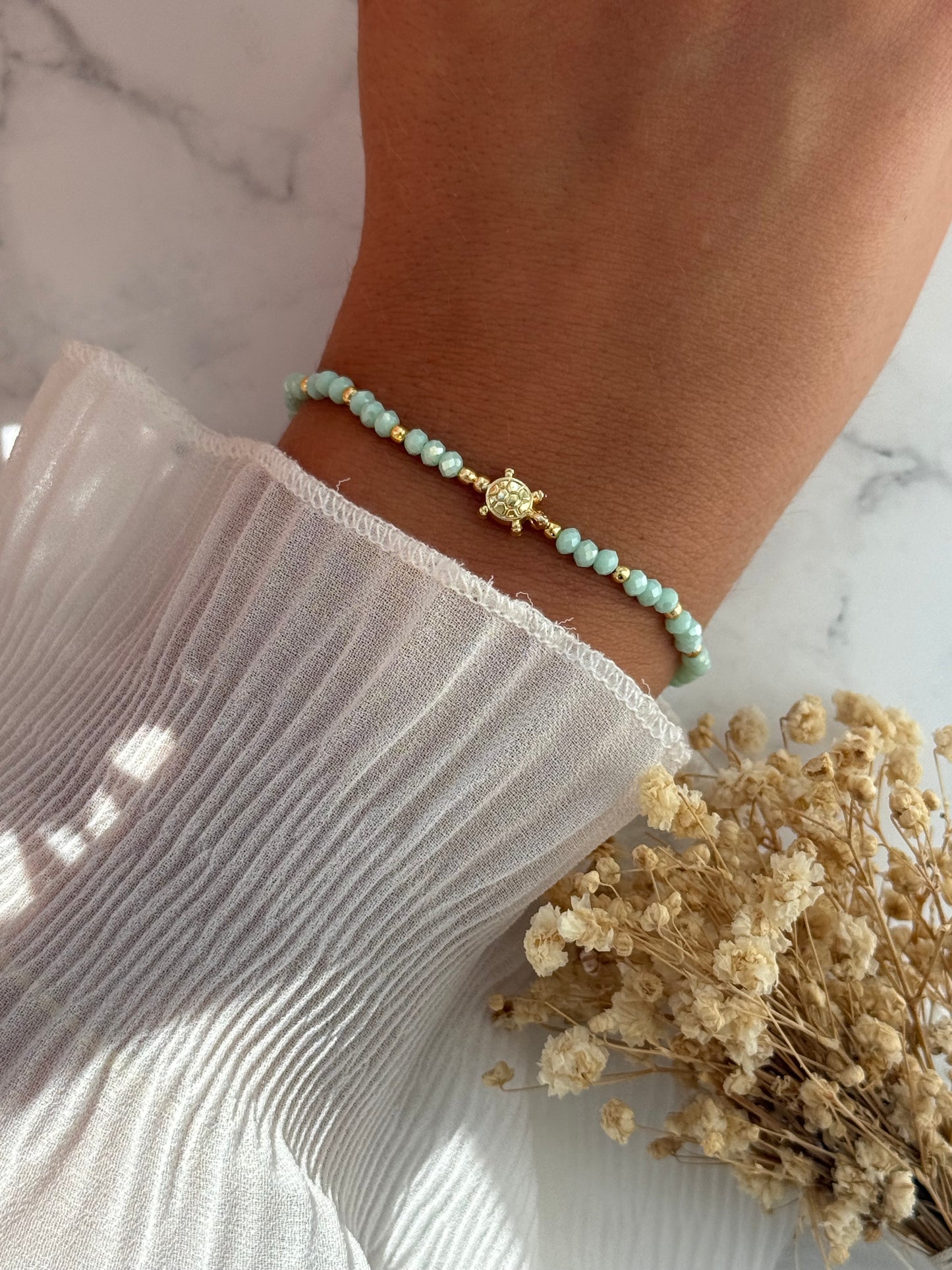 Perlenarmband mit Grünen Kristallperlen, Goldenen Perlen + Schildkröten Anhänger - 2309