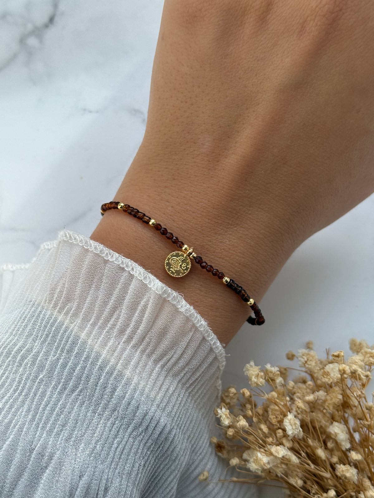 Perlenarmband mit Braunen Kristallperlen und Goldenen Perlen + Goldene Taler Anhänger - 2400