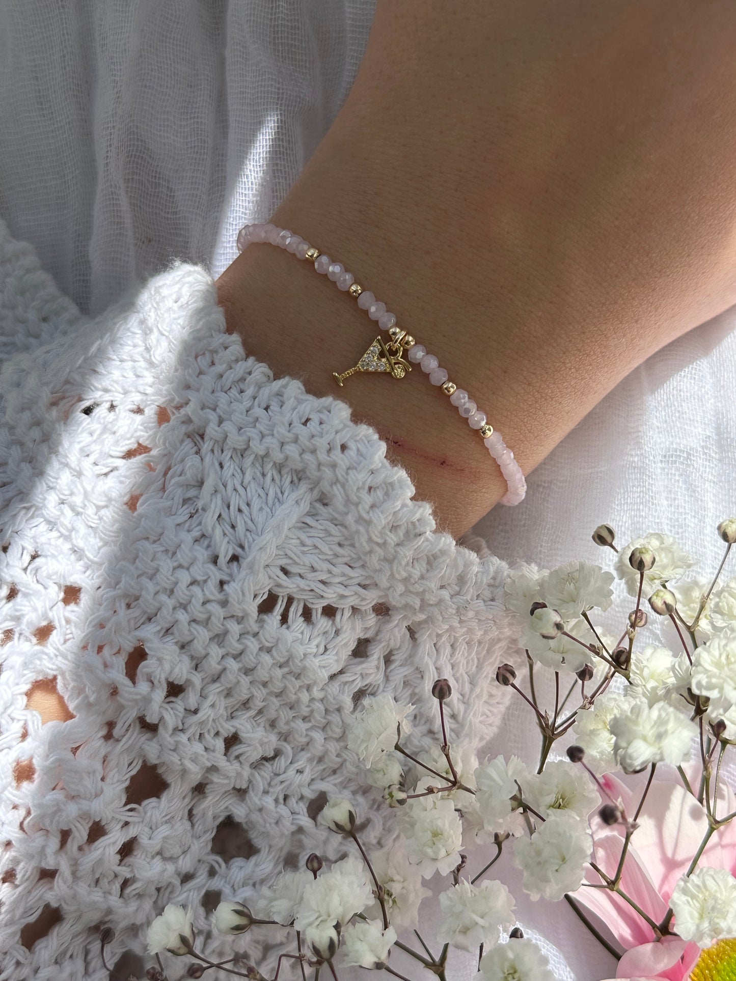 Perlenarmband mit Rosa Kristallperlen und goldenen Details + Cocktail Anhänger - 10771