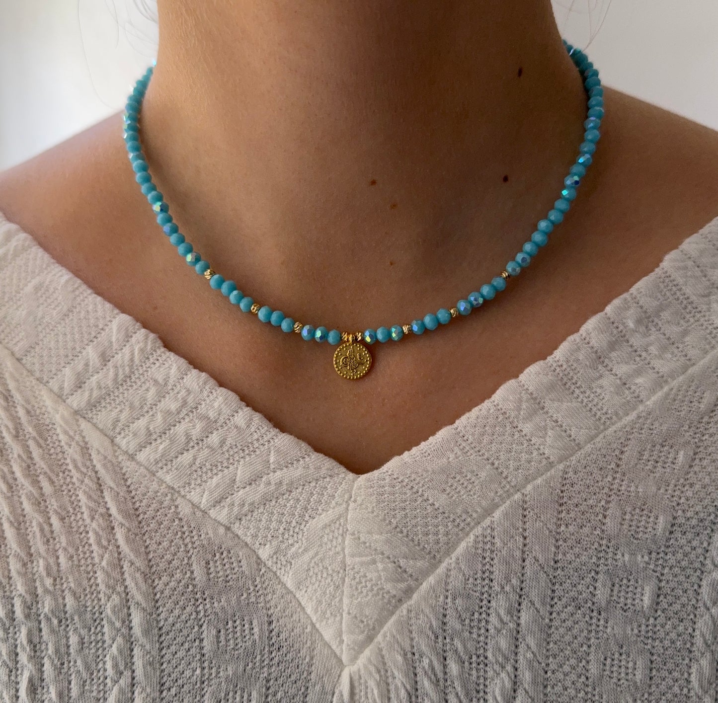Perlenkette mit Blauen Kristallperlen und Goldenen Perlen + Goldene Taler Anhänger - 2060