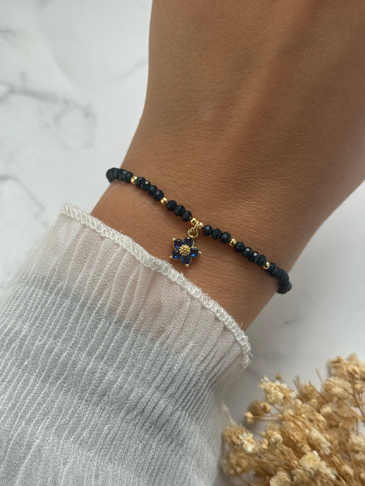 Perlenarmband mit Blauen Kristallperlen und Goldenen Perlen + Blumen Anhänger - 2367