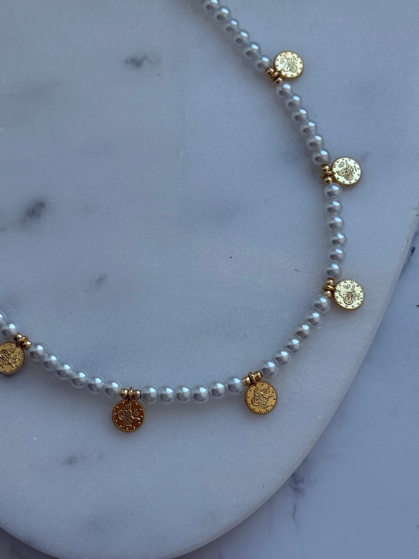 Perlenkette mit Weißen Glasperlen und Goldene Perlen + Goldene Taler Anhänger - 2065