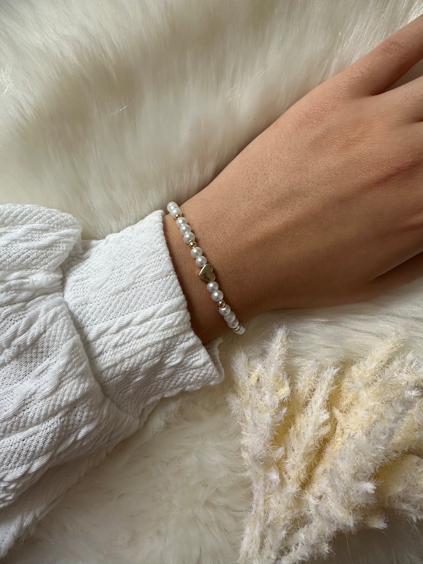 Perlenarmband weiß mit Herz Anhänger - 10478