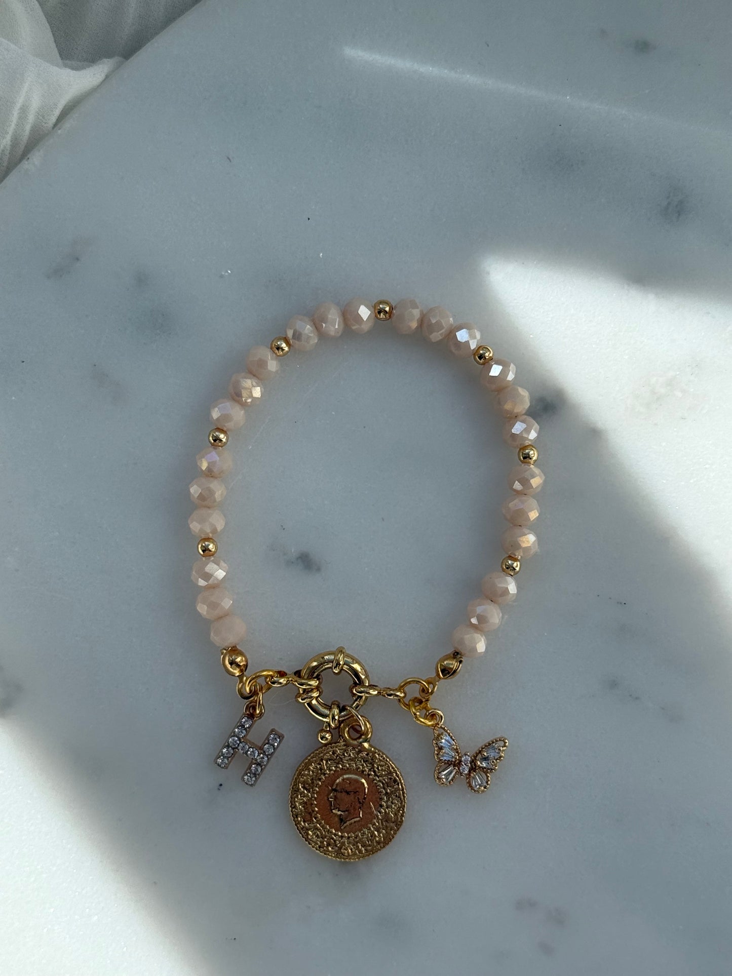 Perlenarmband personalisiert mit Beigen Kristallperlen + Goldenen Perlen + Schmetterling Anhänger - 2180