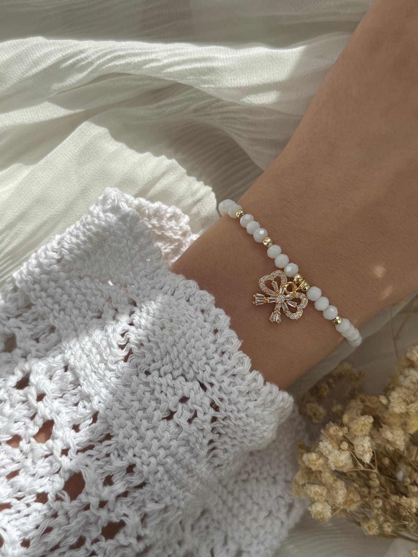 Perlenarmband mit Weißen Kristallperlen, Goldenen Perlen + Schleifen Anhänger - 2175