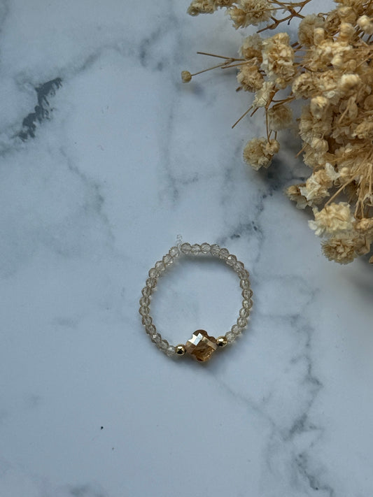 Perlenring mit Beigen und goldenen Perlen + Kleeblatt Perle - 2411