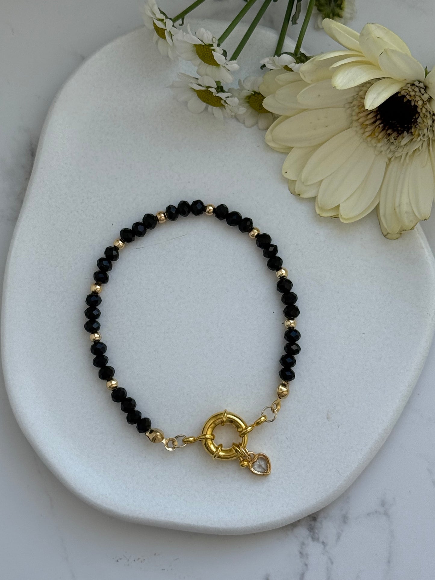 Perlenarmband mit Schwarzen Kristallperlen und Goldenen Perlen + Herz Anhänger - 2078