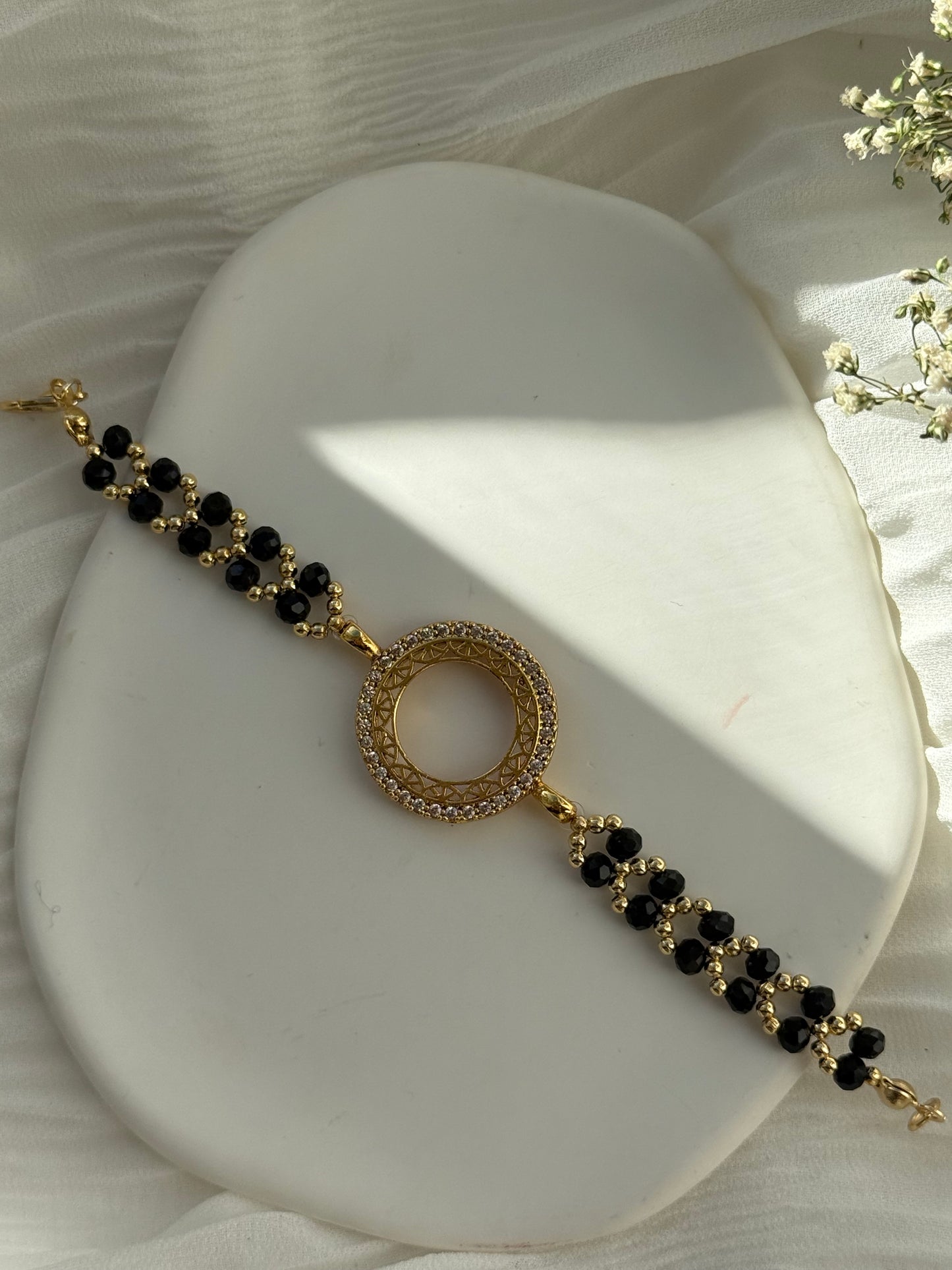 Perlenarmband mit Schwarzen Kristallperlen, Goldenen Perlen und Rahmen - 2168