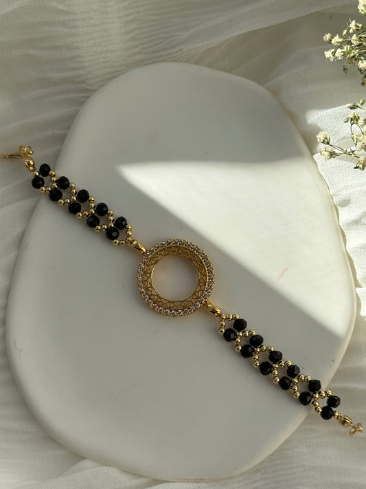 Perlenarmband mit Schwarzen Kristallperlen, Goldenen Perlen und Rahmen - 2168