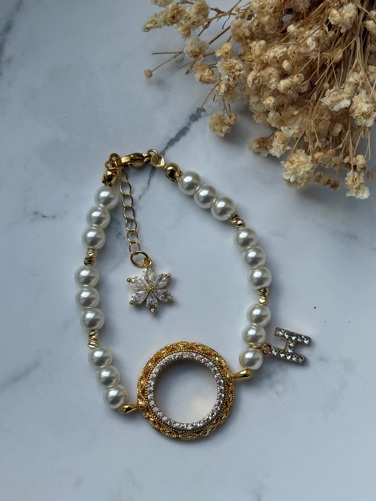 Perlenarmband personalisiert mit Weißen Glasperlen, Dorika Perlen + Blumen Anhänger und Ceyrek Rahmen - 2430