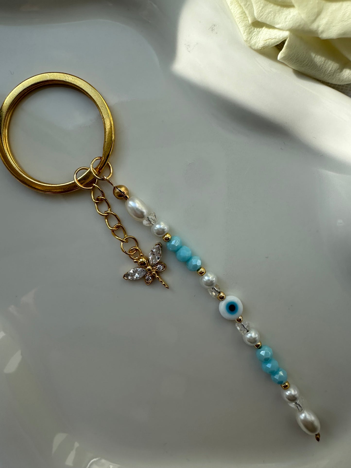 Schlüsselanhänger mit Weißen und Blauen Perlen + Evil eye und Libellen Anhänger - 10013