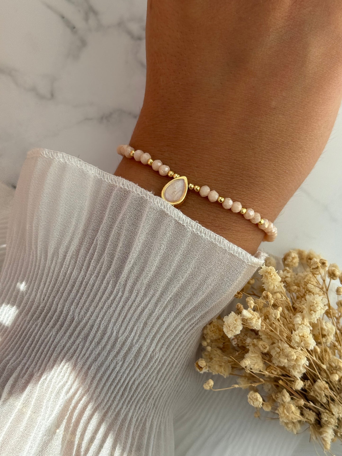 Perlenarmband mit Beigen Kristallperlen, Goldenen Perlen + Tropfen Anhänger - 2308