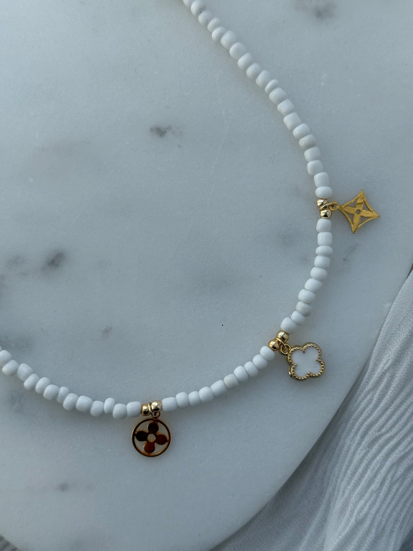 Perlenkette mit Weißen Perlen und Goldenen Perlen + Kleeblatt Charms - 2197