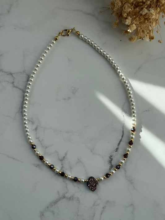 Perlenkette mit Weißen und Braunen Perlen + Fatimas Hand Anhänger - 2423