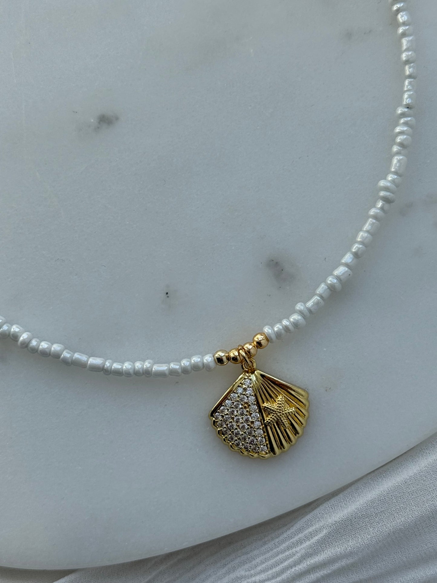 Perlenkette mit Weißen Perlen, Goldenen Perlen + Muschel Anhänger - 2191