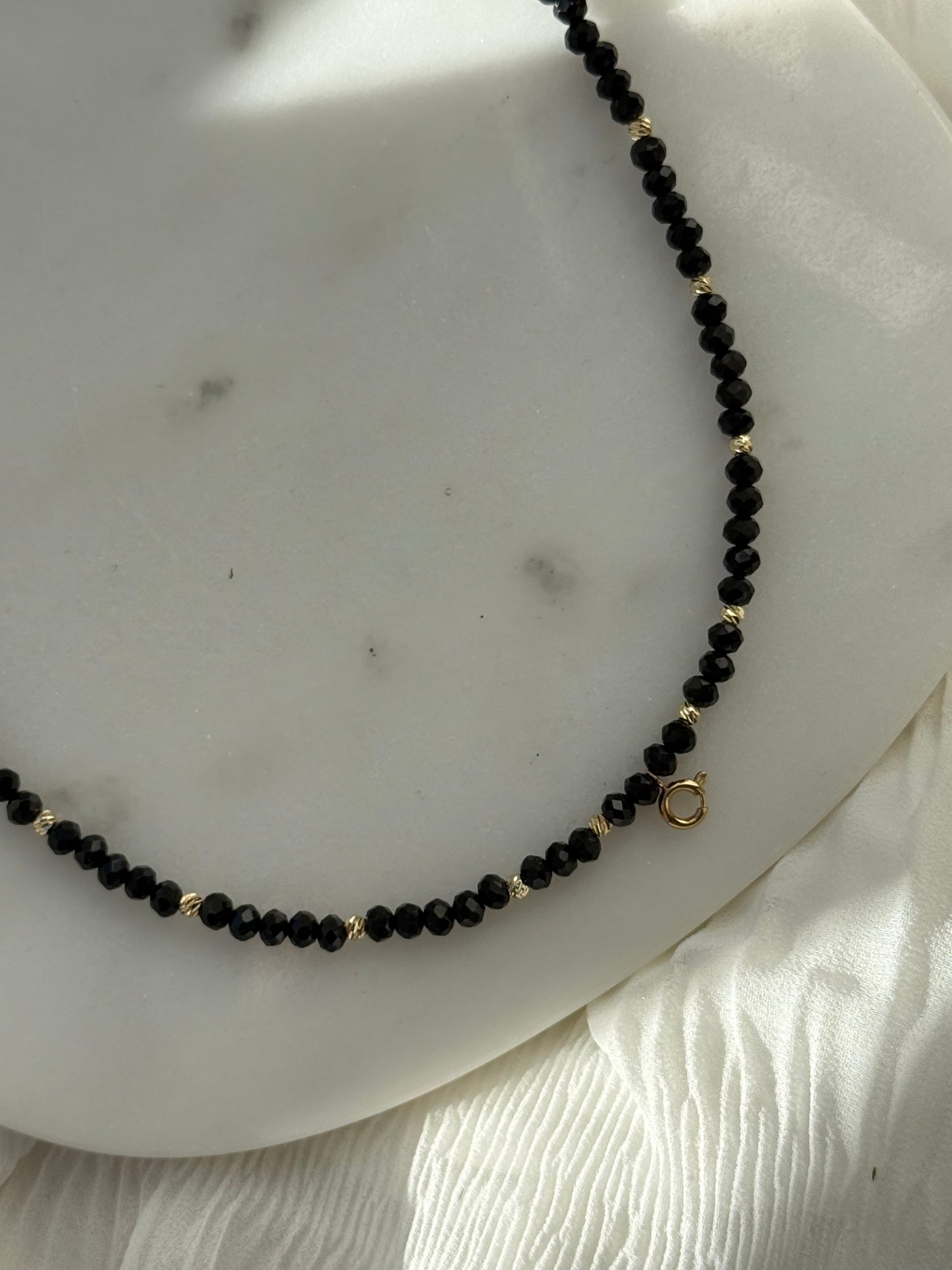 Perlenkette mit Schwarzen Kristallperlen und Goldenen Dorika Perlen - 2173