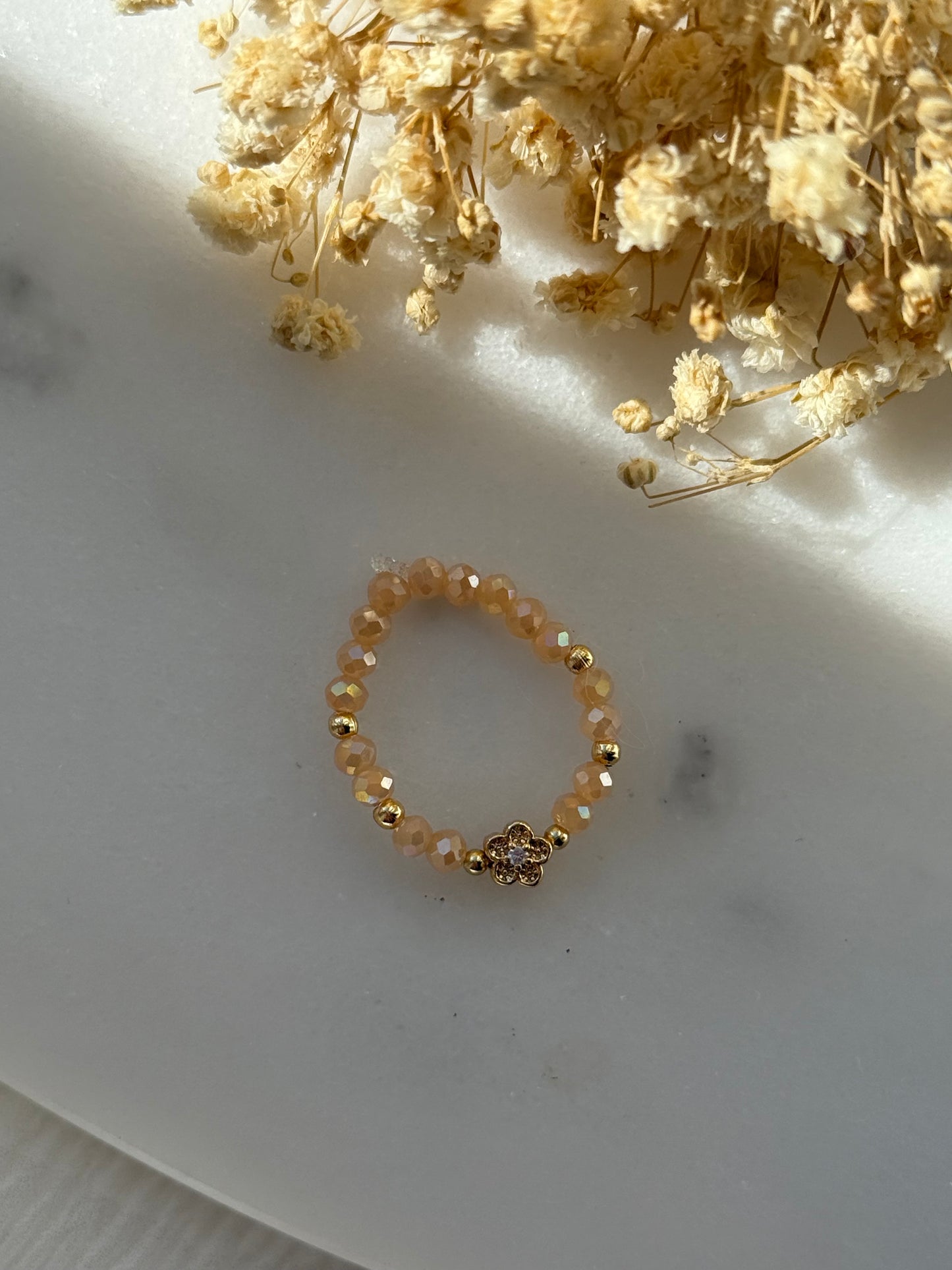 Perlenring mit Beigen Kristallperlen, goldenen Perlen + Blumen Anhänger - 2226