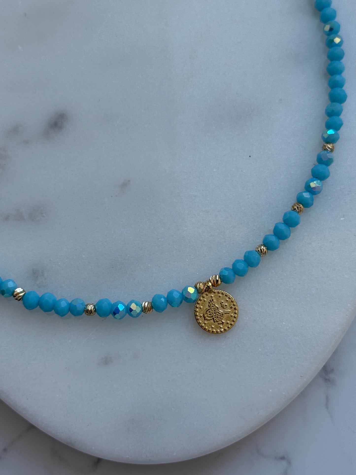 Perlenkette mit Blauen Kristallperlen und Goldenen Perlen + Goldene Taler Anhänger - 2060
