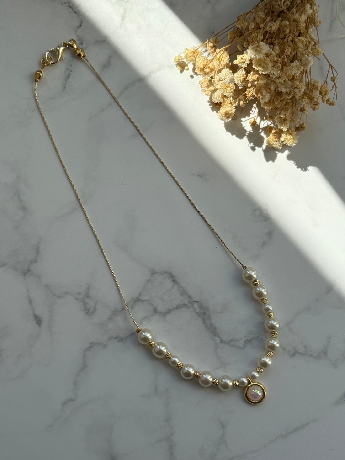 Perlenkette mit Goldener Kette und Weißen Perlen + Anhänger - 2339