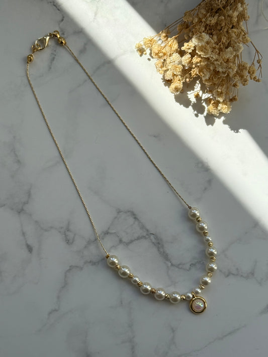 Perlenkette mit Goldener Kette und Weißen Perlen + Anhänger - 2339