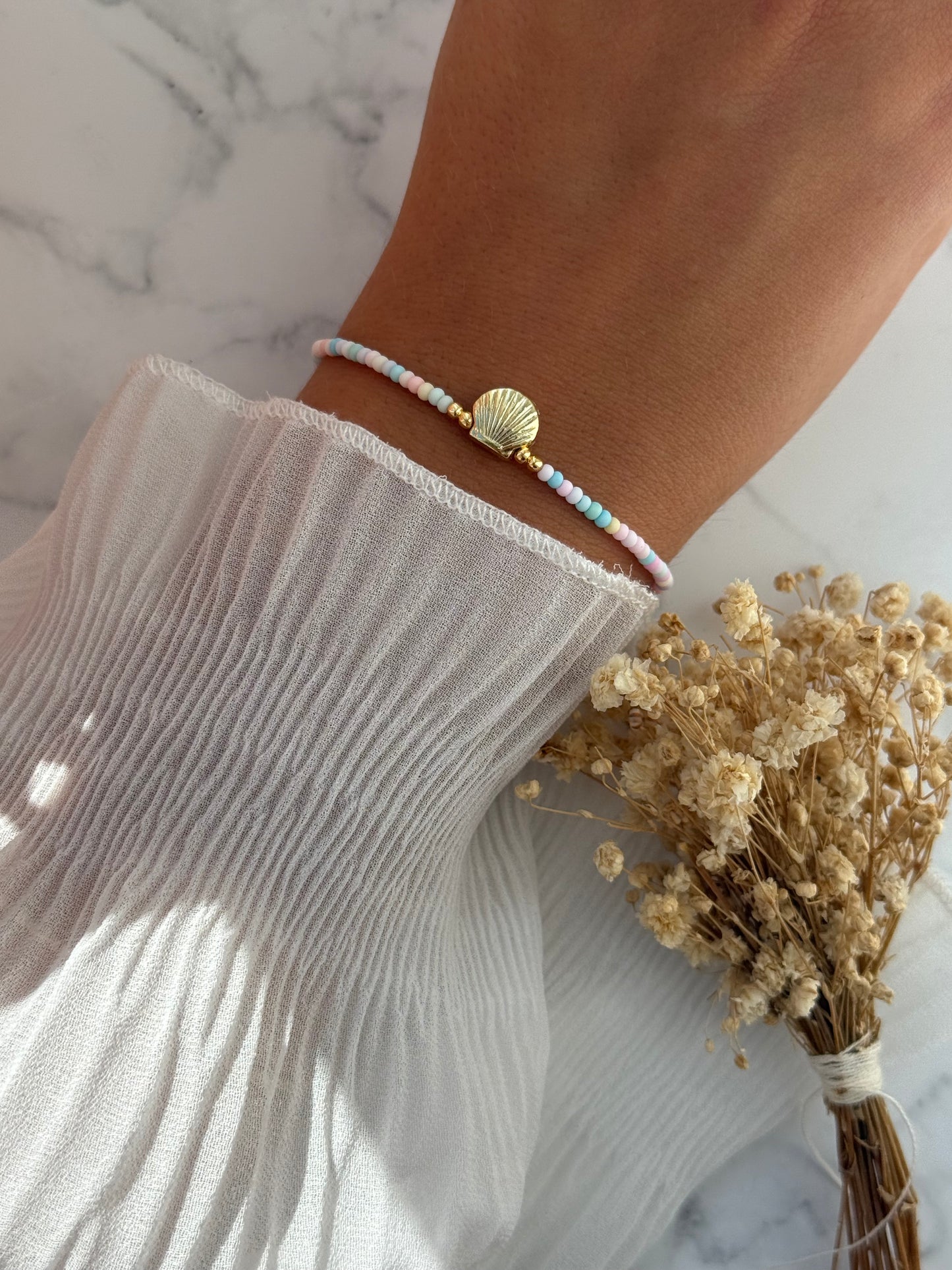 Perlenarmband mit Bunten Perlen, Goldenen Perlen + Muschel Anhänger - 2305