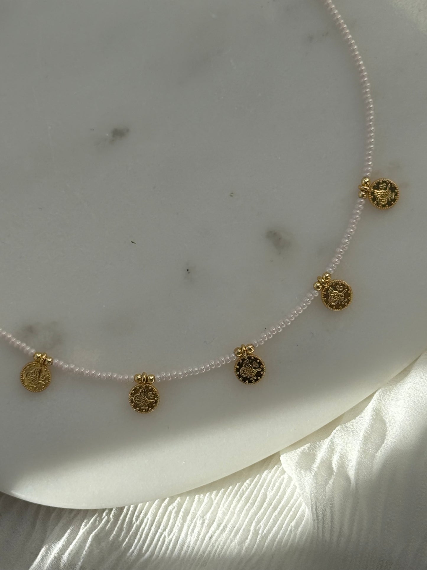Perlenkette mit Beigen Perlen und Goldenen Perlen + Goldene Taler Anhänger - 2151