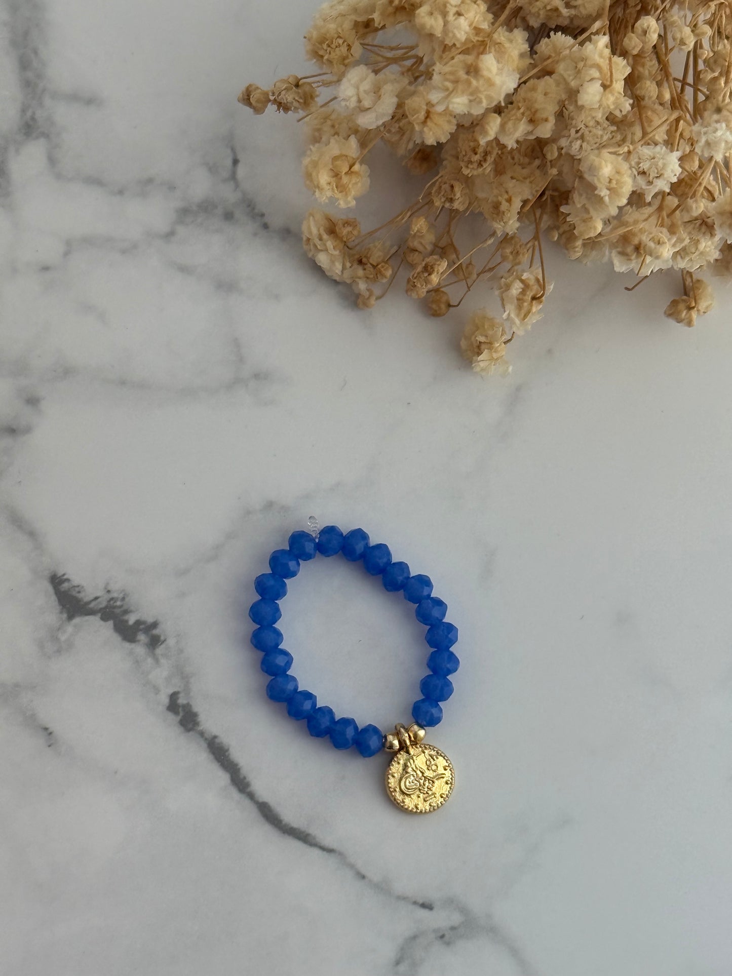 Perlenring mit Blauen Kristallperlen, goldenen Perlen + Goldene Taler Anhänger - 2324