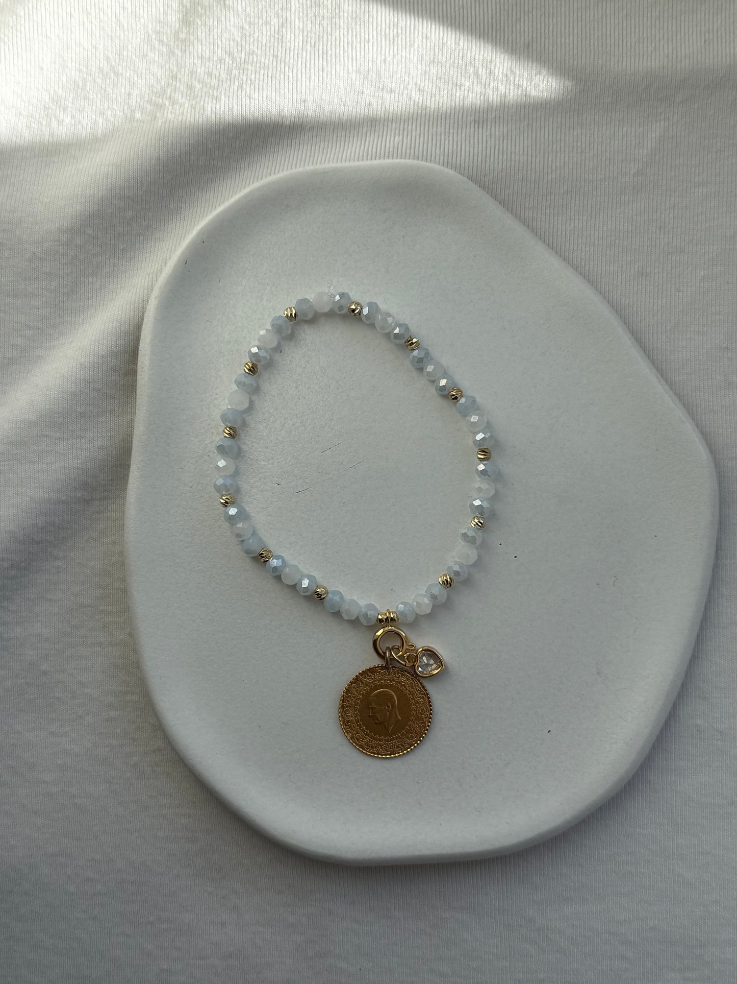 Perlenarmband mit Blauen und Weißen Kristallperlen + Goldenen Perlen + Herz Anhänger - 2088