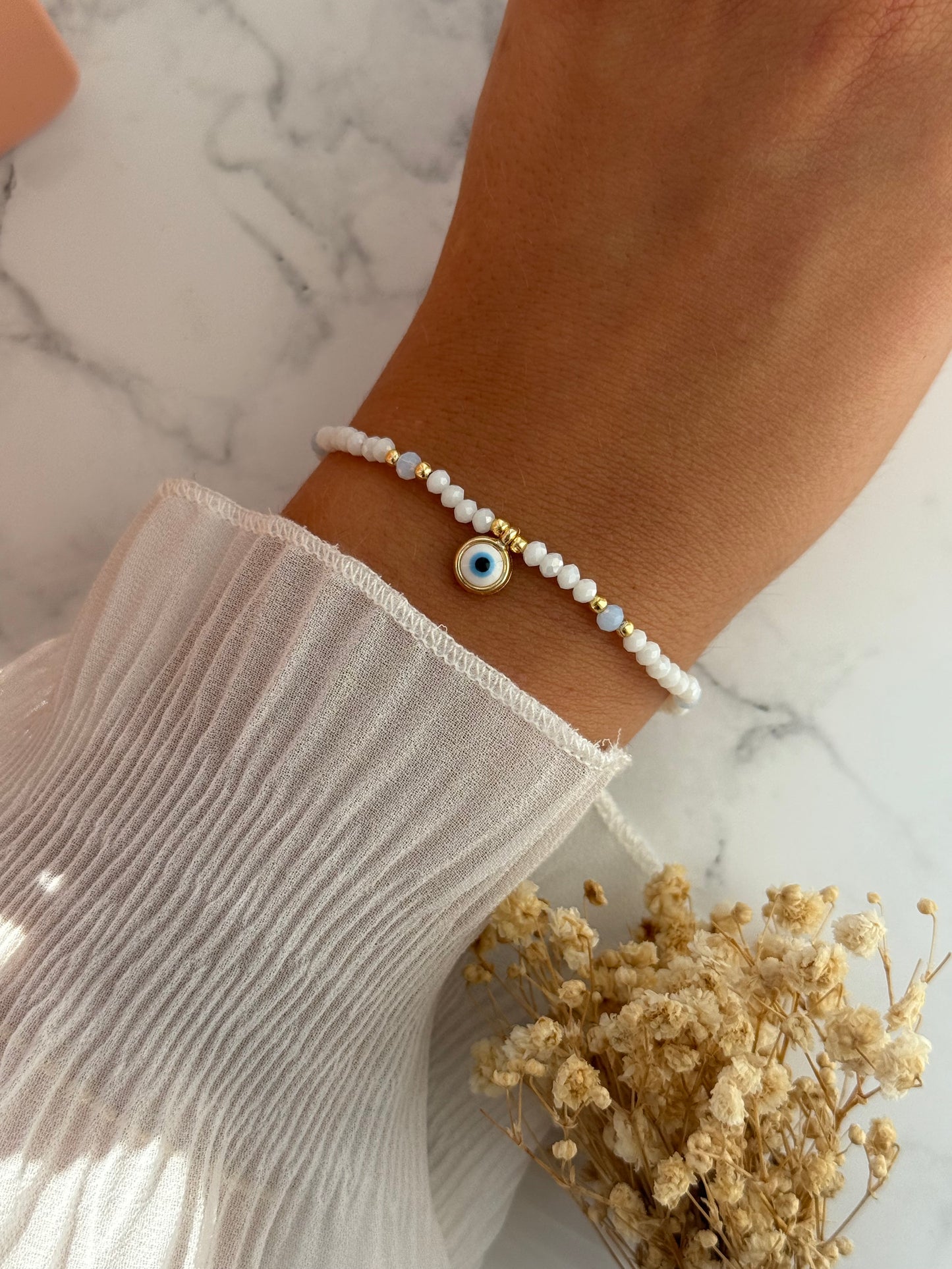 Perlenarmband mit Weißen, Blauen Kristallperlen, Goldenen Perlen + Nazar Anhänger - 2307