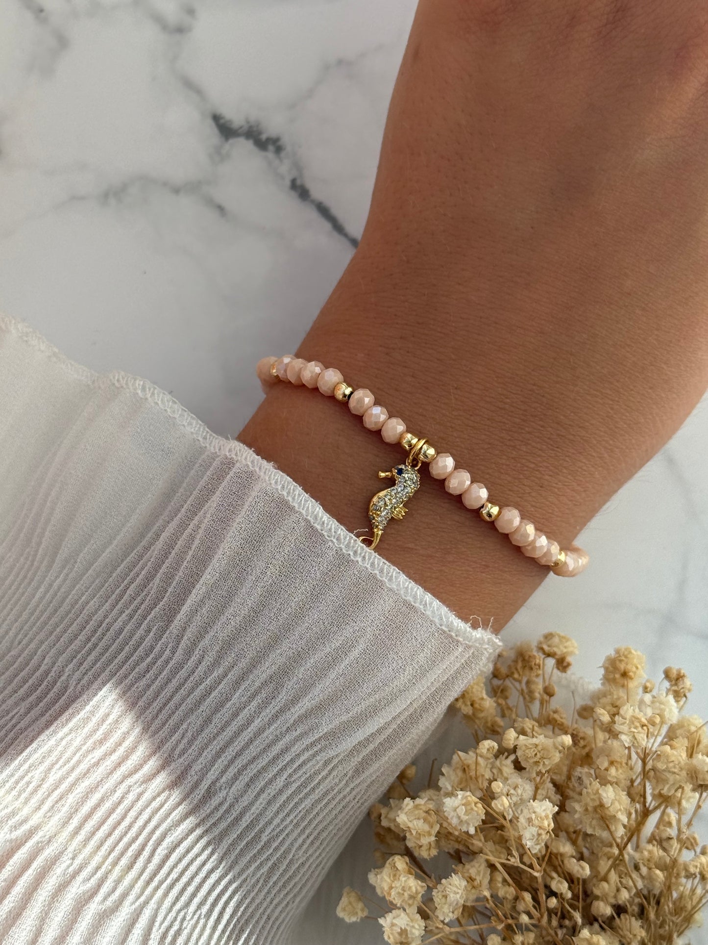 Perlenarmband mit Beigen Kristallperlen, Goldenen Perlen + Seepferdchen Anhänger - 2313
