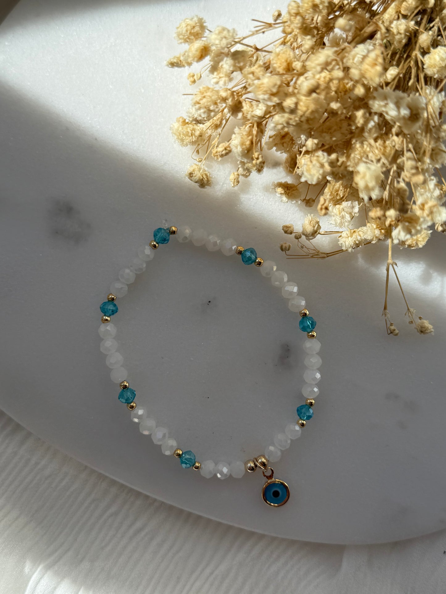 Perlenarmband mit Weißen, Blauen Kristallperlen und Goldenen Perlen + Nazar Anhänger - 2238