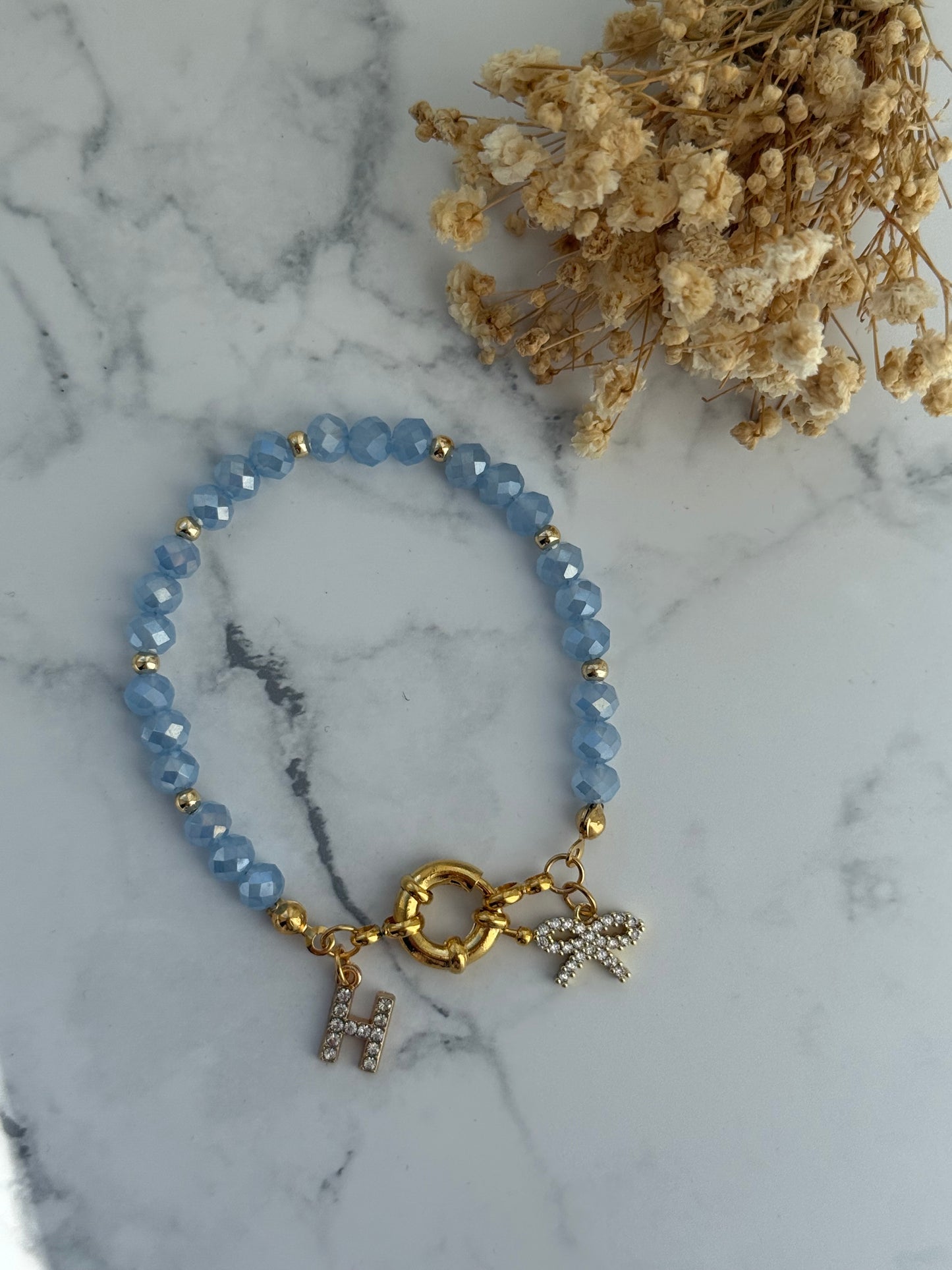 Perlenarmband personalisiert mit Blauen Kristallperlen + Schleifen Anhänger - 2353