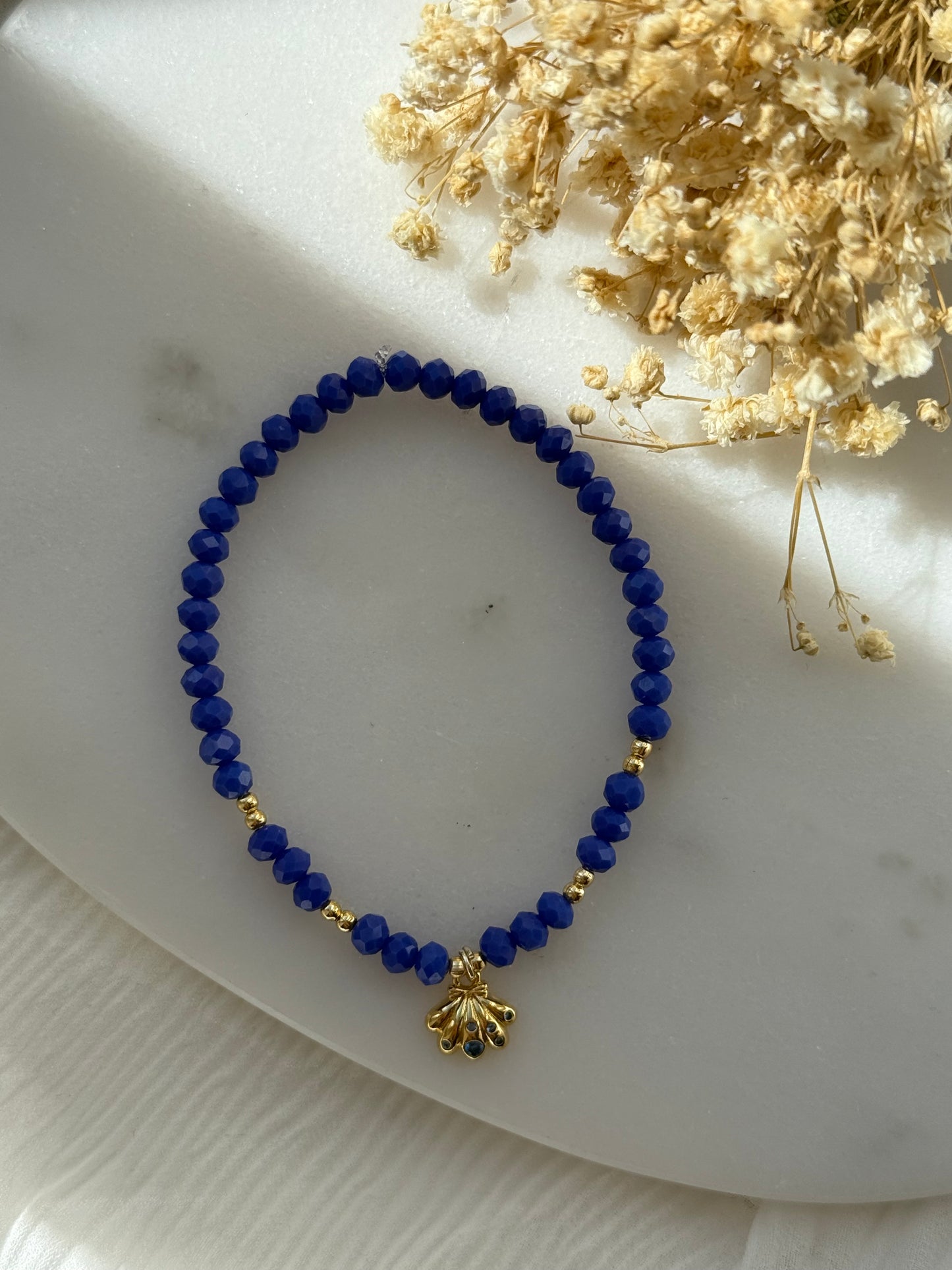Perlenarmband mit Blauen Kristallperlen und Goldenen Perlen + Muschel Anhänger - 2251