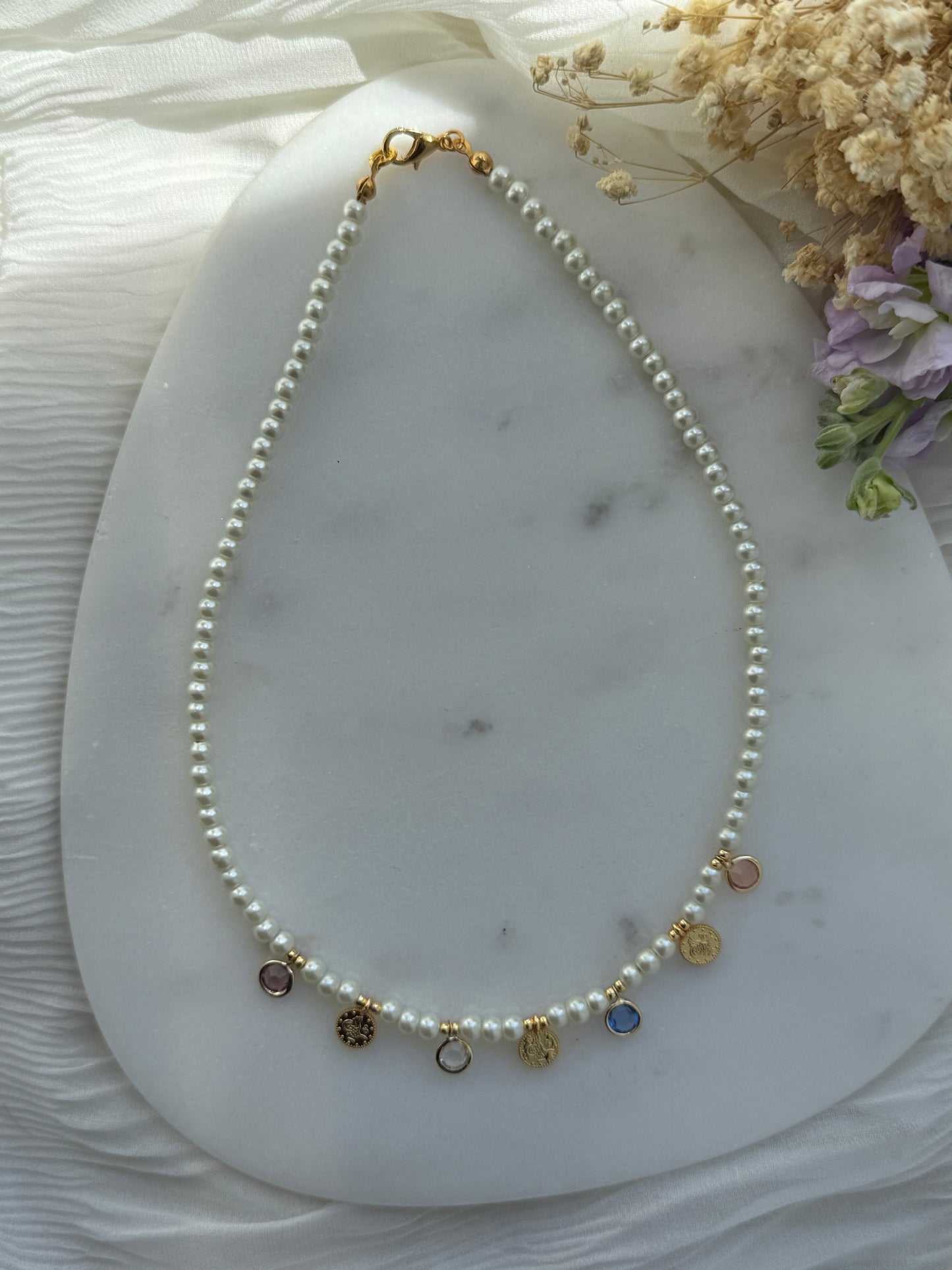Perlenkette mit Weißen Perlen, Goldenen Perlen + Charms - 2192