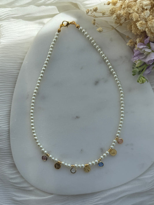 Perlenkette mit Weißen Perlen, Goldenen Perlen + Charms - 2192