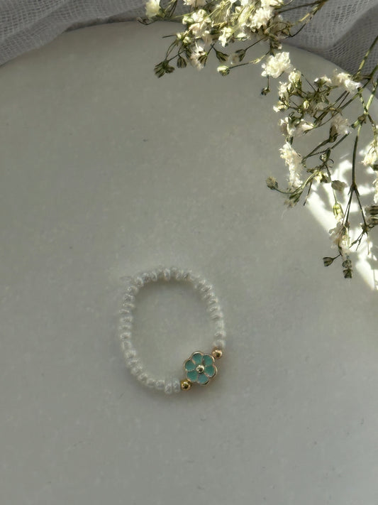 Perlenring mit Weißen Perlen und goldenen Details + Blumen Anhänger - 10786