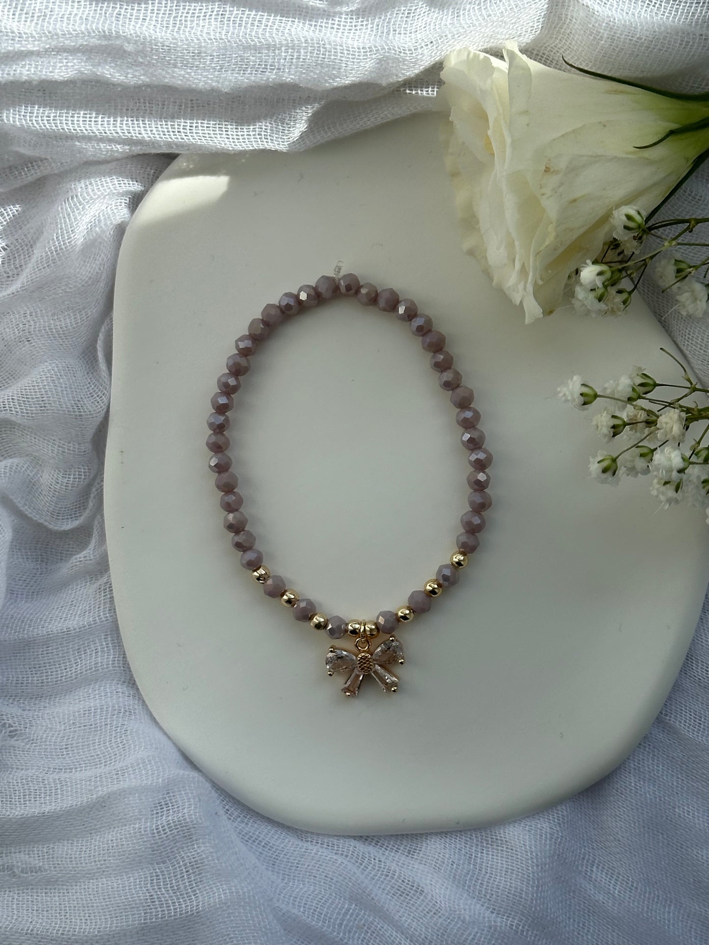 Perlenarmband mit Lila Kristallperlen und Schleifen Anhänger - 10572