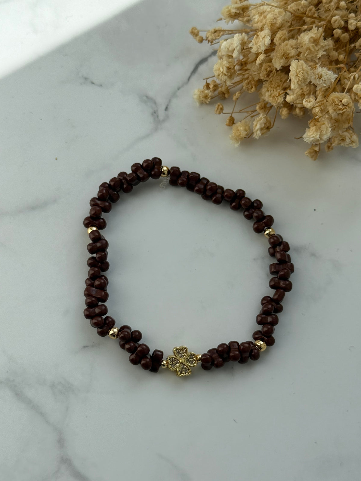 Perlenarmband mit Braunen und  Goldenen Perlen + Kleeblatt Anhänger - 2384
